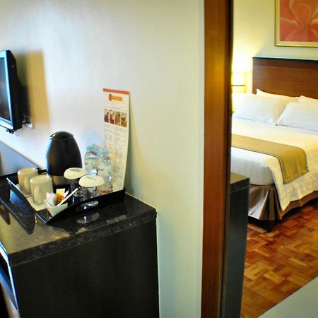Fersal Hotel Neptune Makati Макати Экстерьер фото