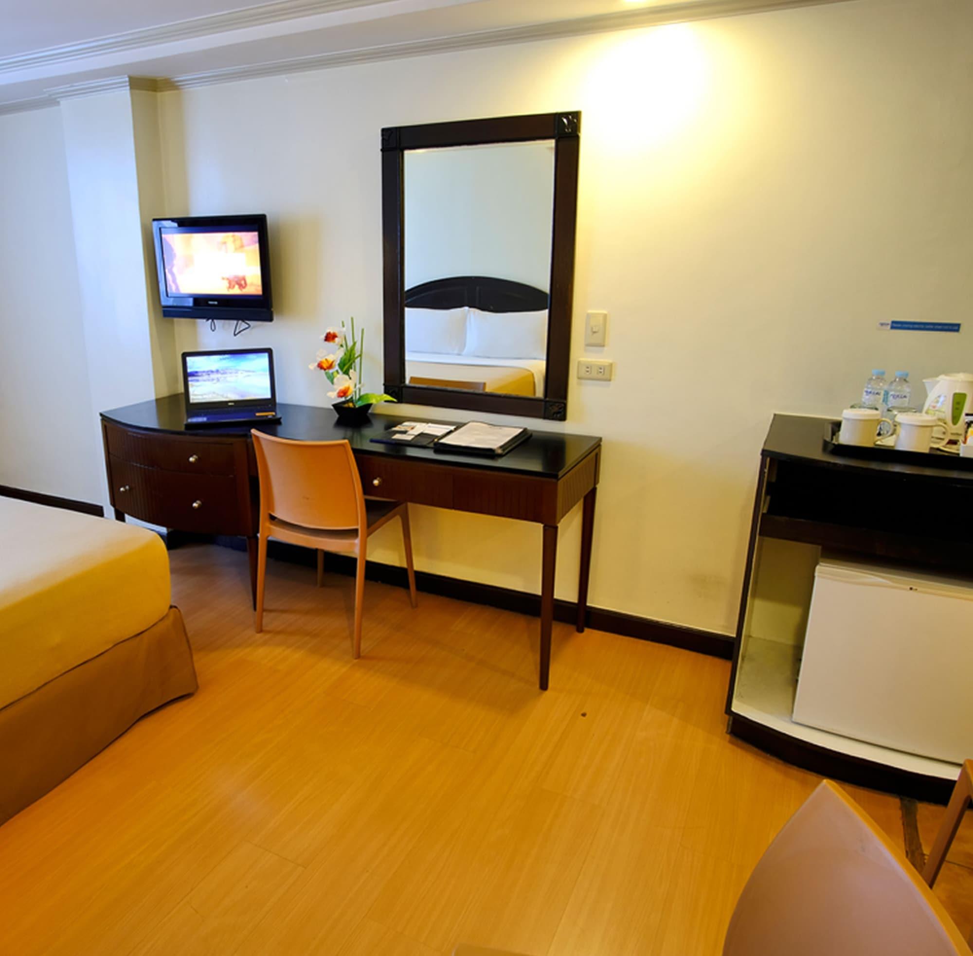 Fersal Hotel Neptune Makati Макати Экстерьер фото