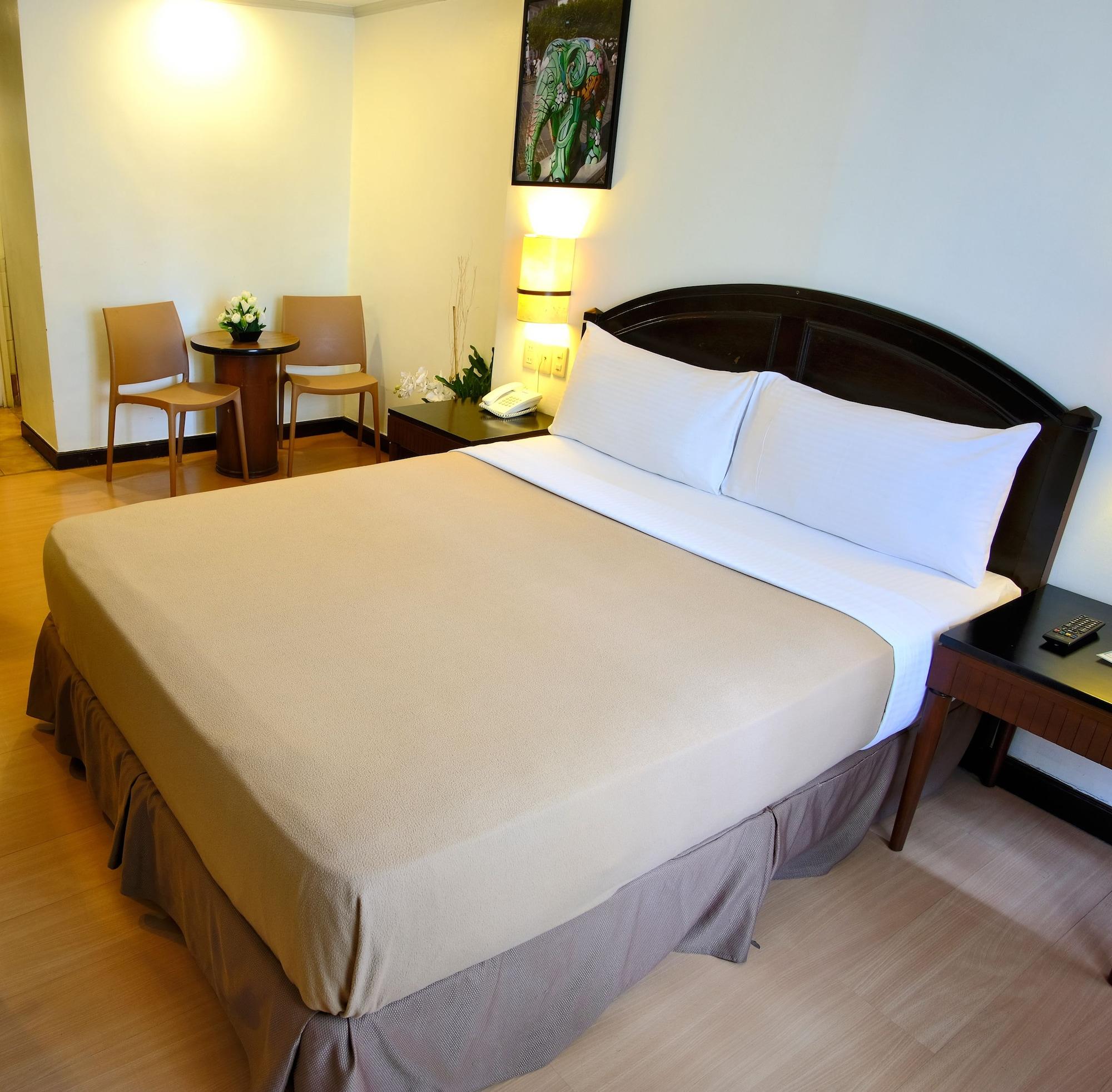 Fersal Hotel Neptune Makati Макати Экстерьер фото