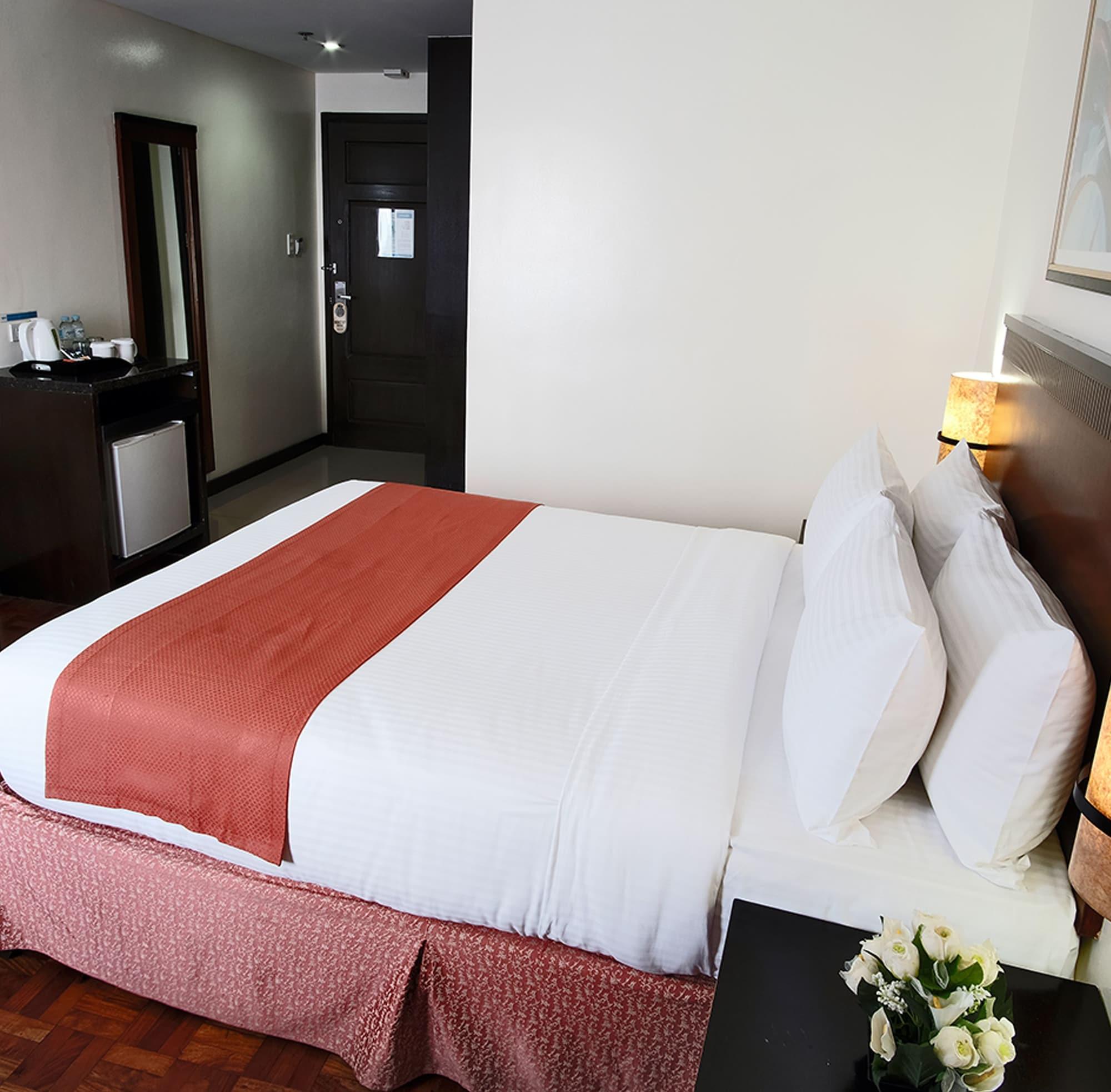 Fersal Hotel Neptune Makati Макати Экстерьер фото