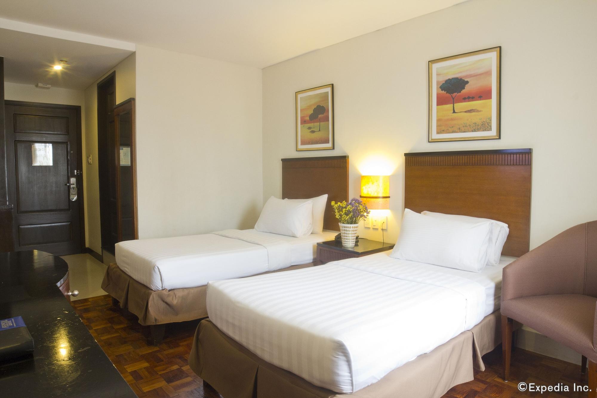 Fersal Hotel Neptune Makati Макати Экстерьер фото