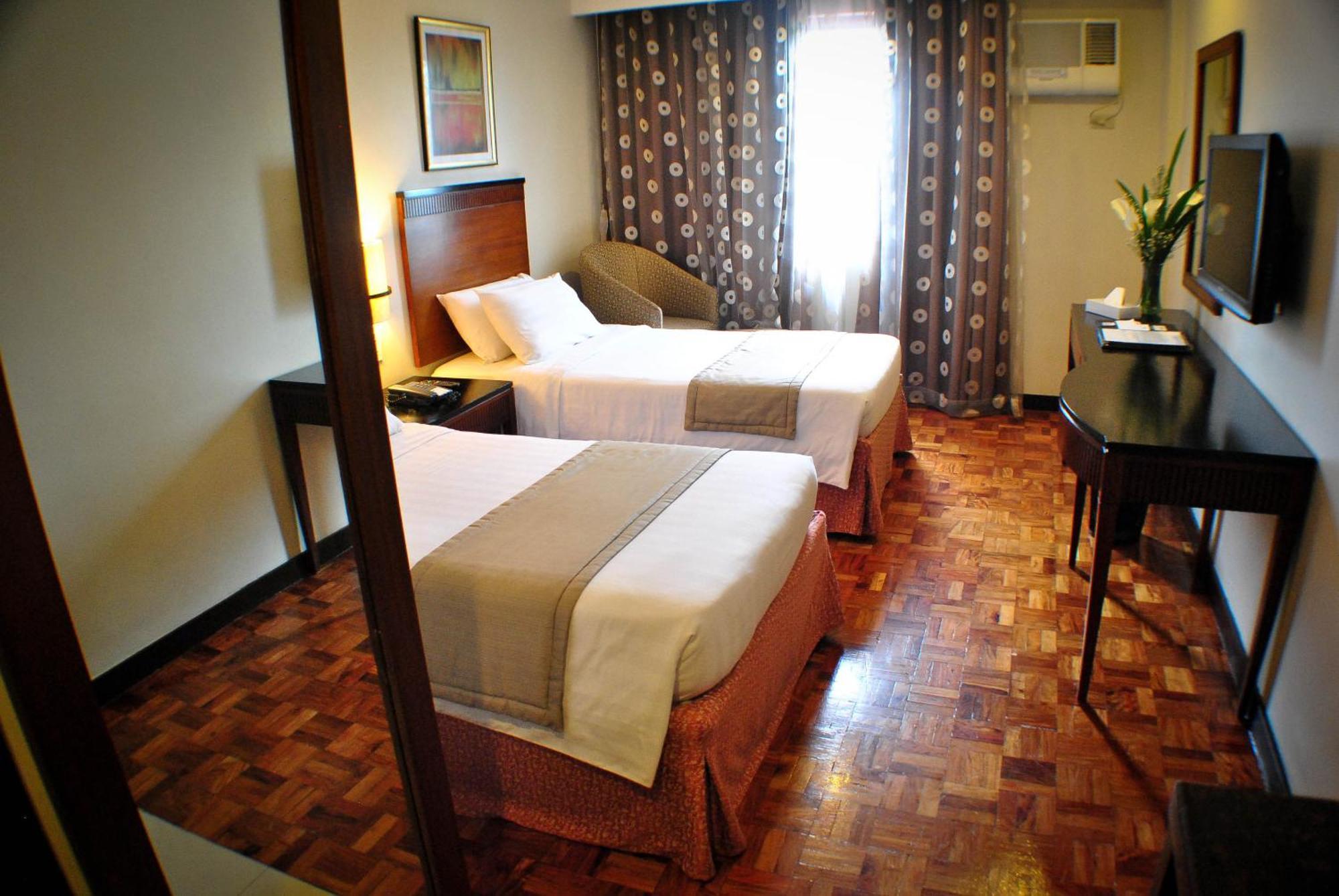 Fersal Hotel Neptune Makati Макати Экстерьер фото