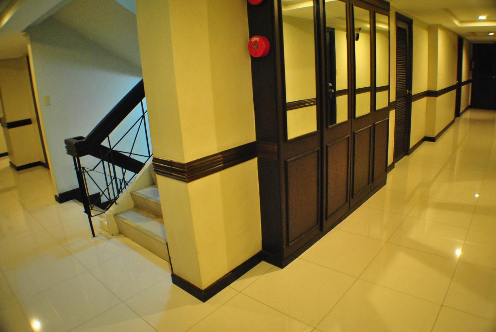 Fersal Hotel Neptune Makati Макати Экстерьер фото
