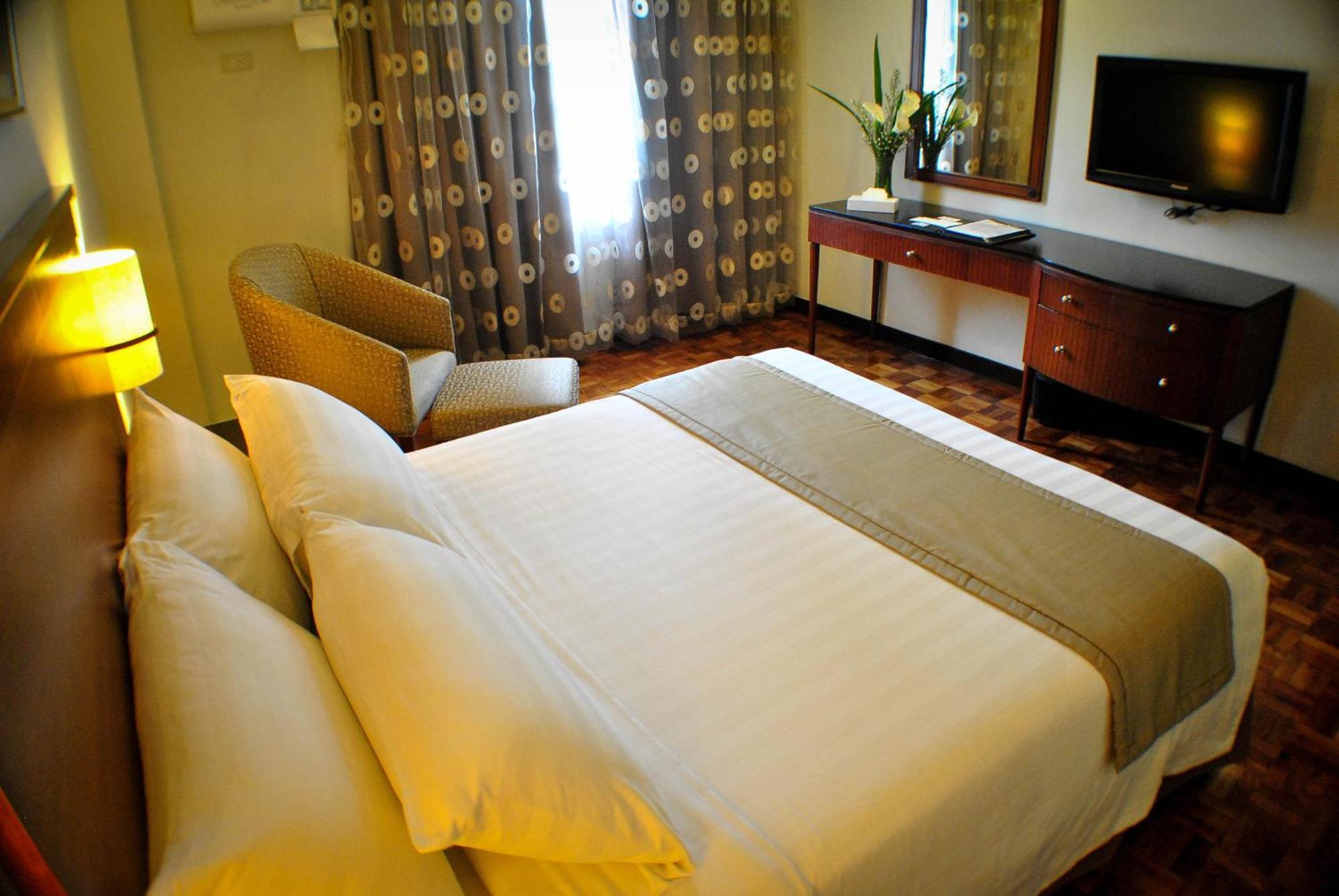 Fersal Hotel Neptune Makati Макати Экстерьер фото