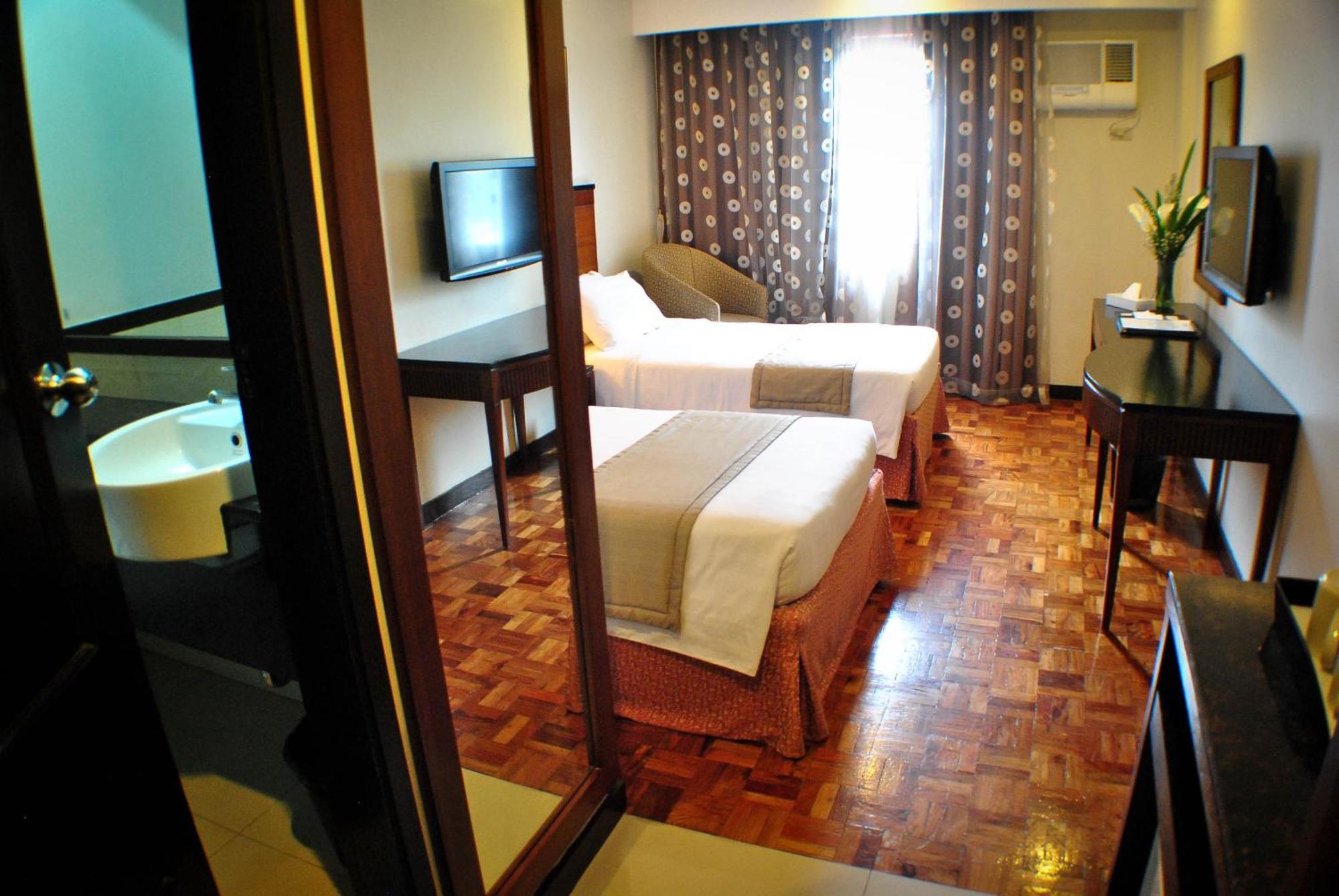 Fersal Hotel Neptune Makati Макати Экстерьер фото