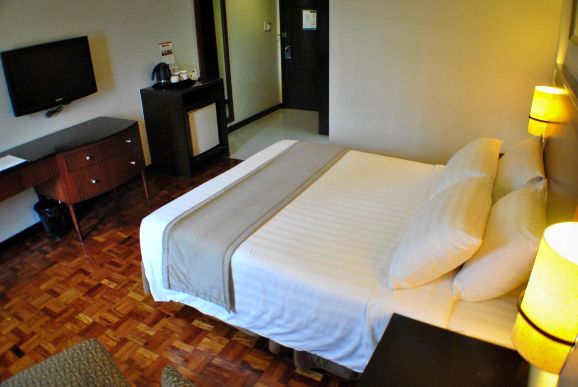 Fersal Hotel Neptune Makati Макати Экстерьер фото