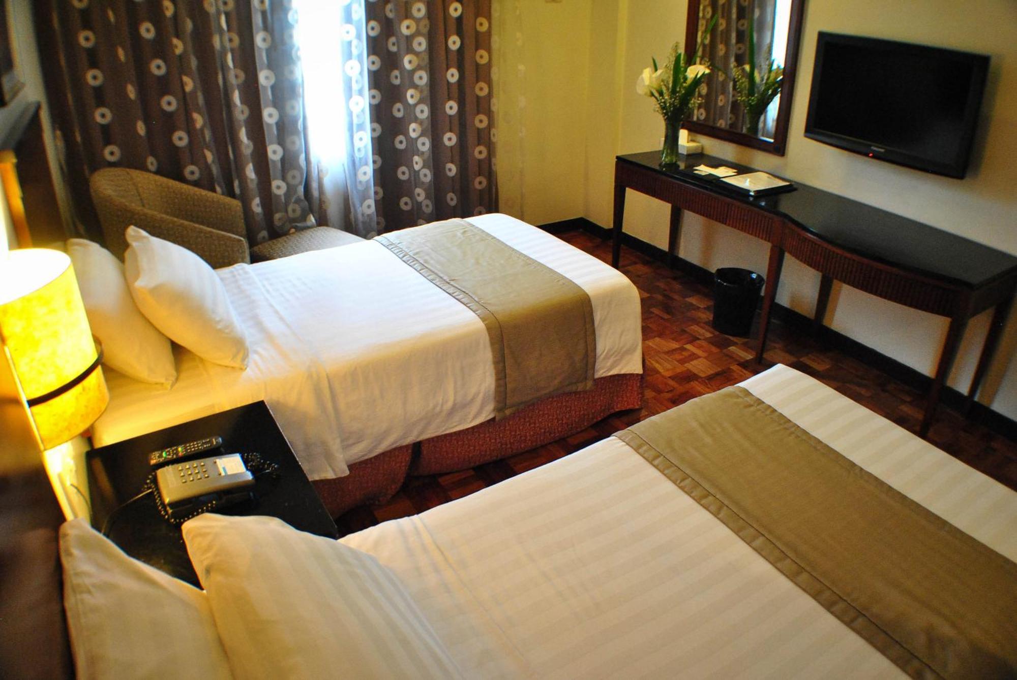 Fersal Hotel Neptune Makati Макати Экстерьер фото