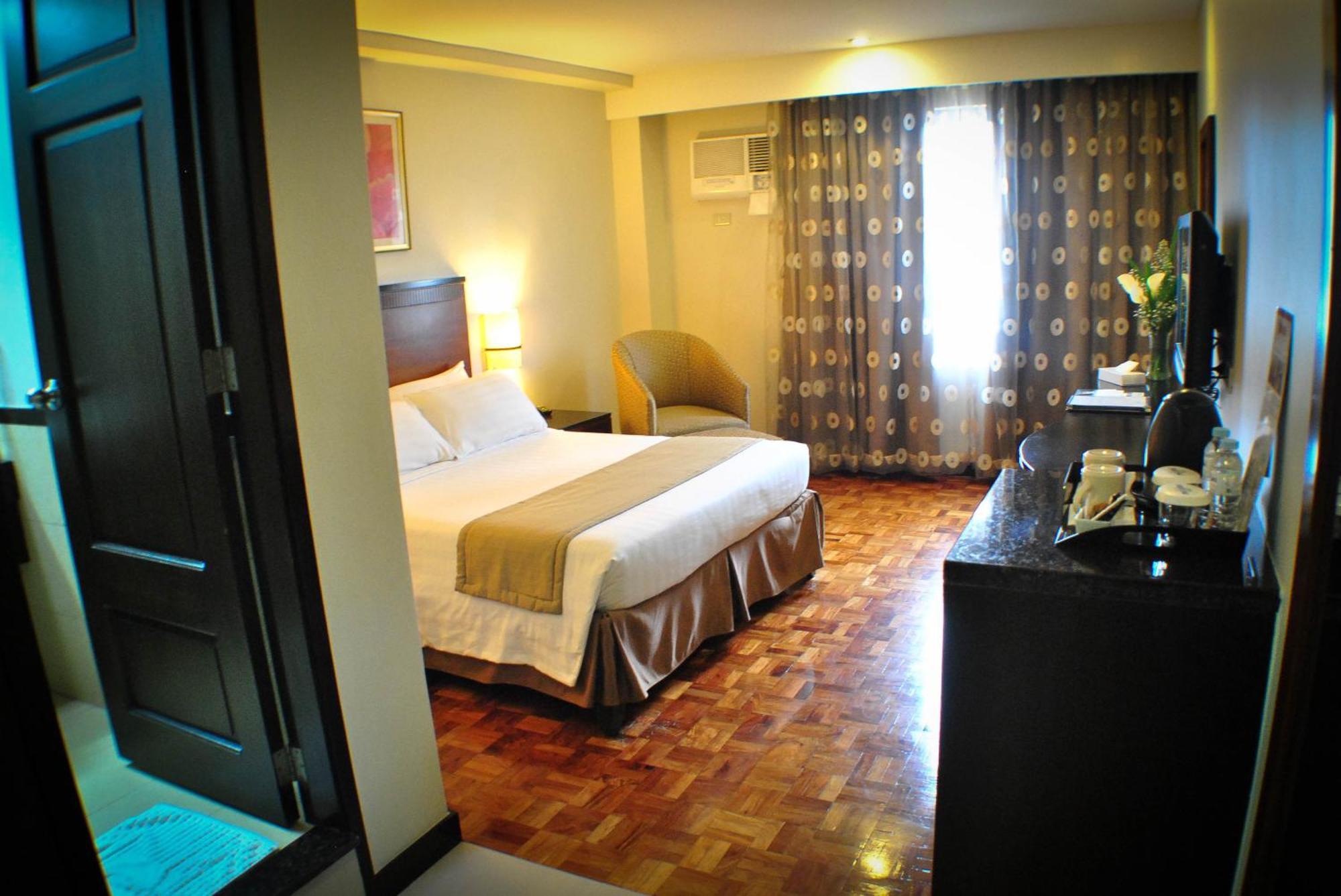 Fersal Hotel Neptune Makati Макати Экстерьер фото
