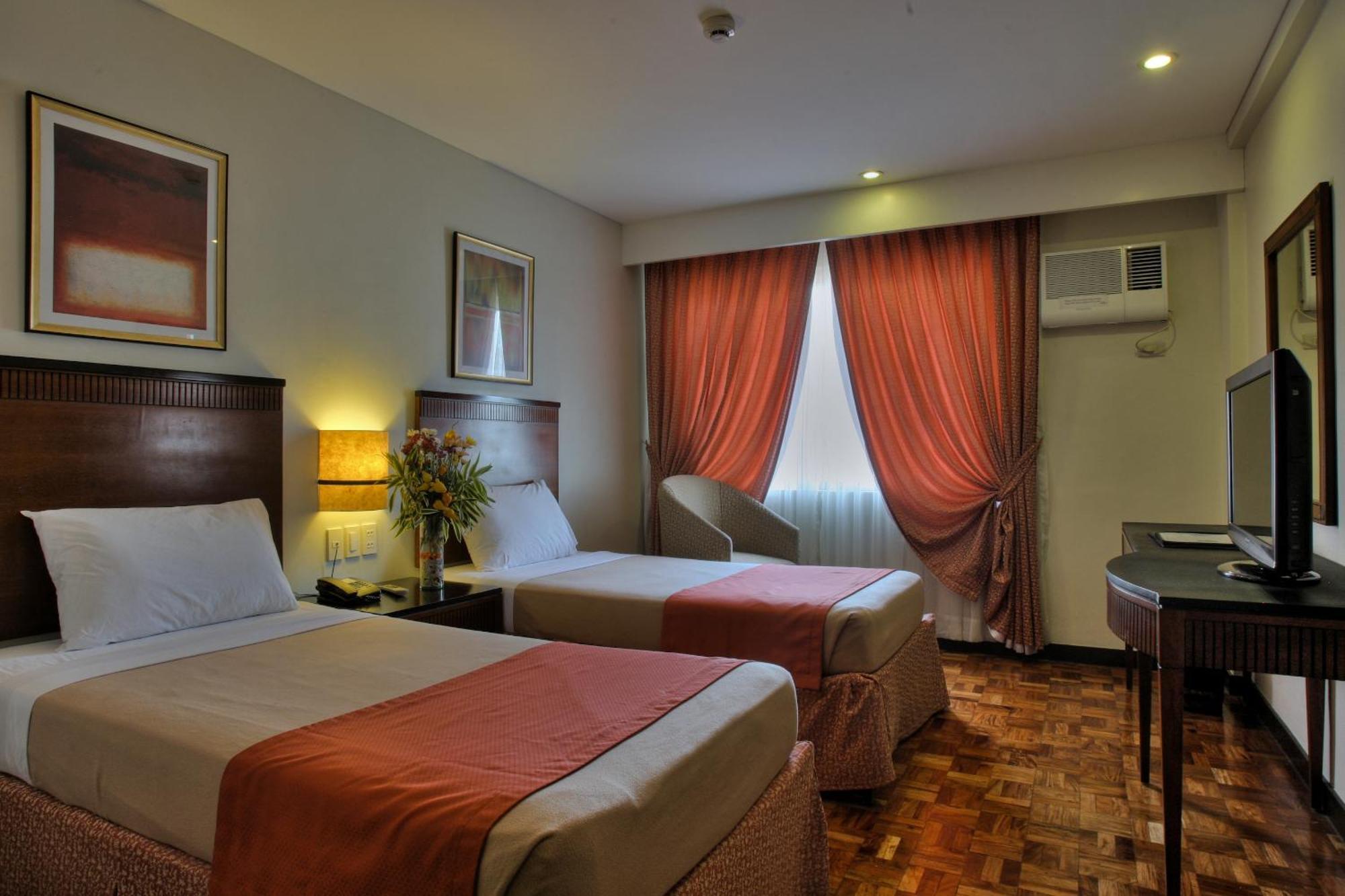 Fersal Hotel Neptune Makati Макати Экстерьер фото