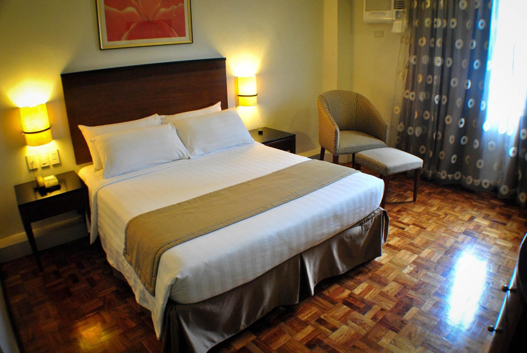 Fersal Hotel Neptune Makati Макати Экстерьер фото