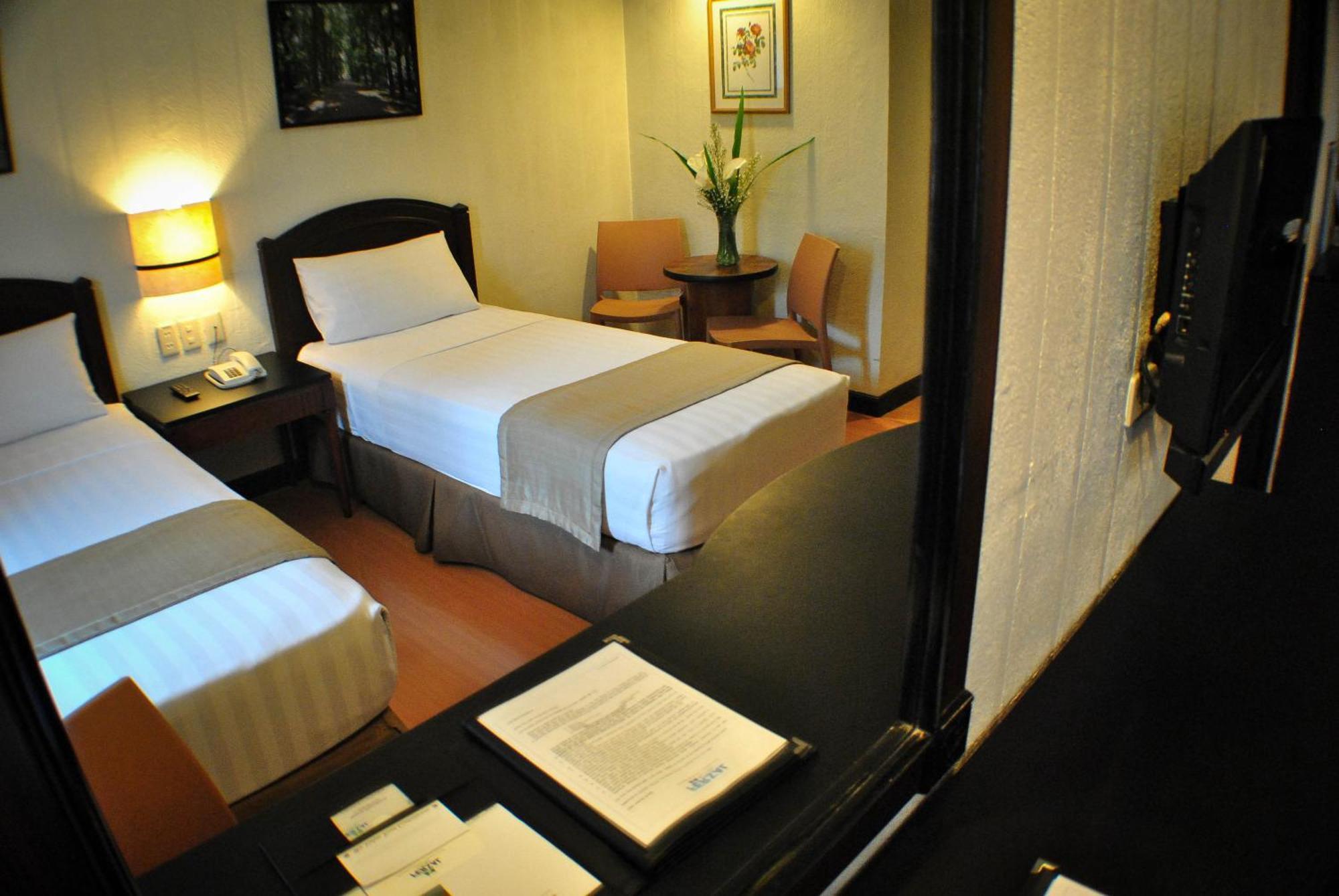 Fersal Hotel Neptune Makati Макати Экстерьер фото