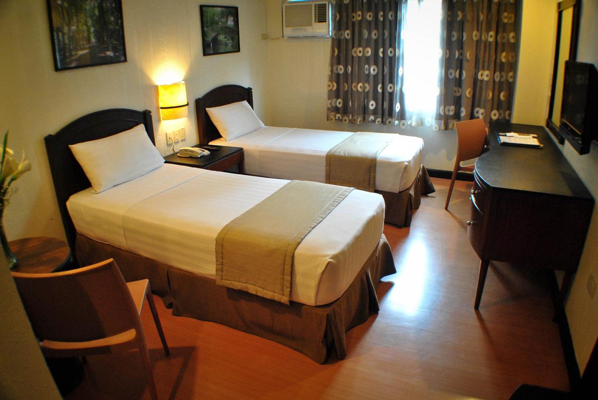Fersal Hotel Neptune Makati Макати Экстерьер фото