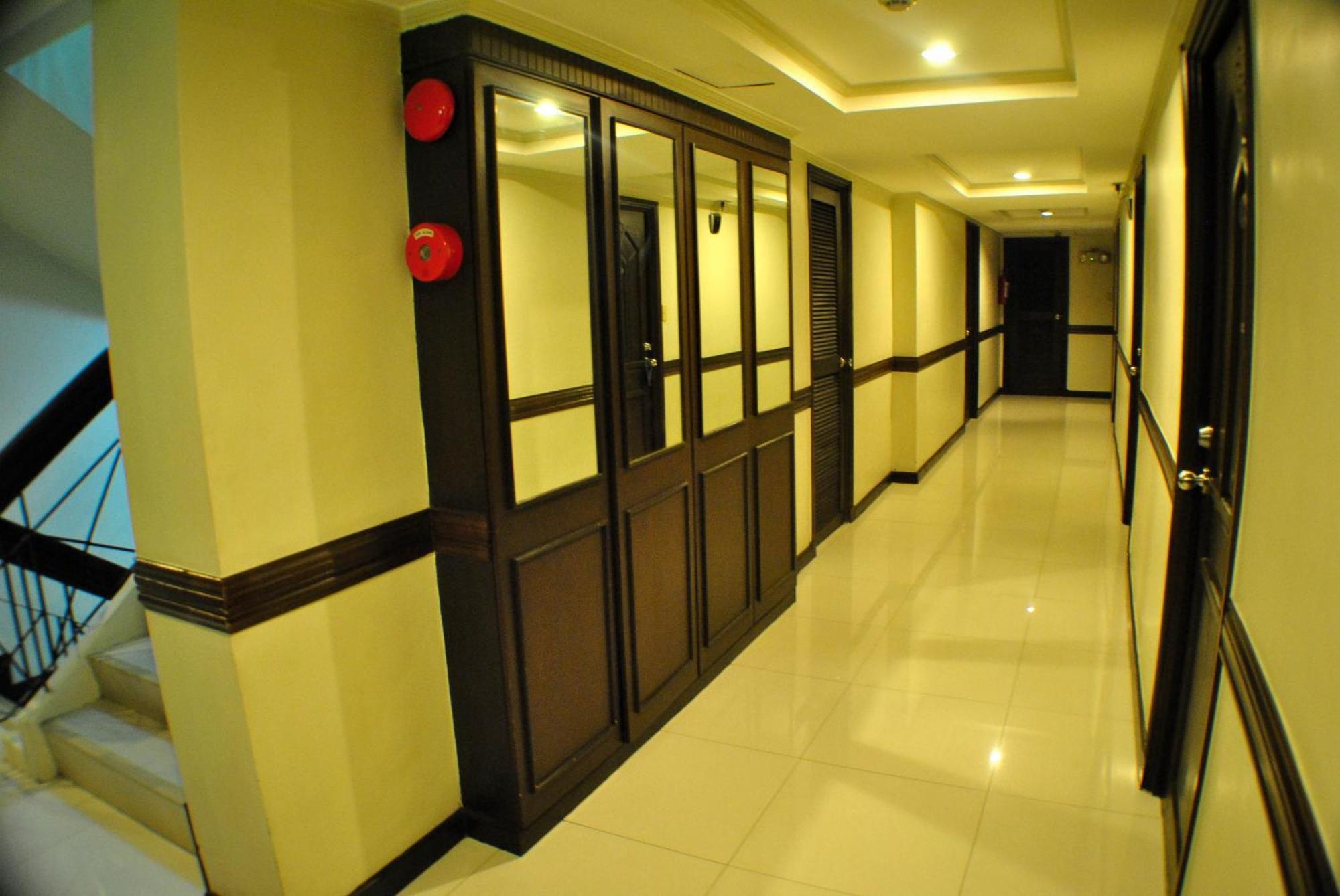 Fersal Hotel Neptune Makati Макати Экстерьер фото
