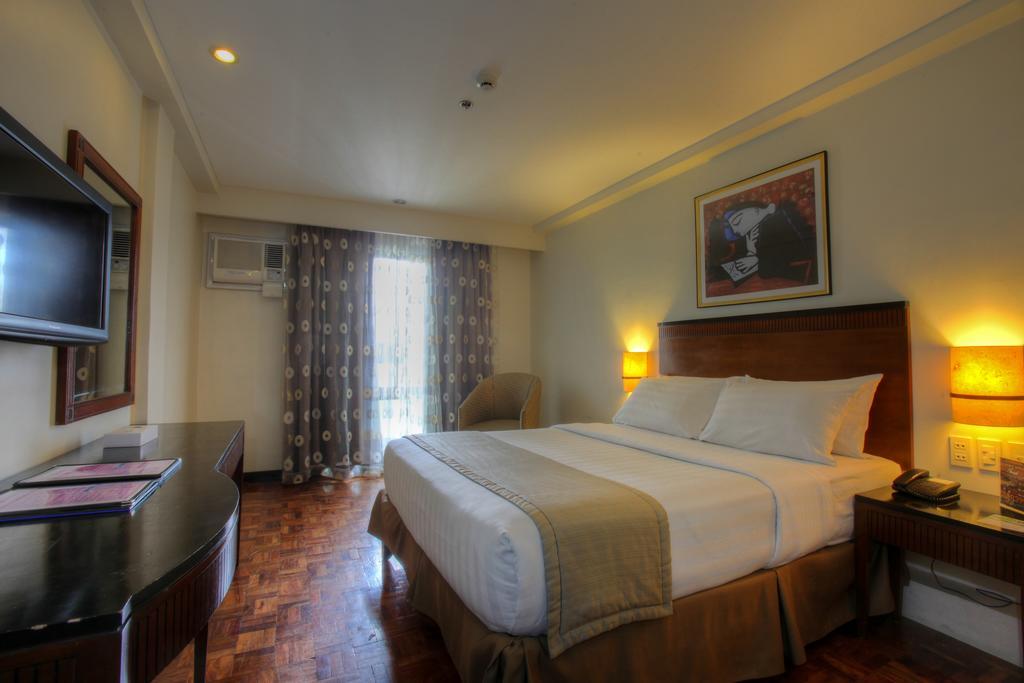 Fersal Hotel Neptune Makati Макати Экстерьер фото