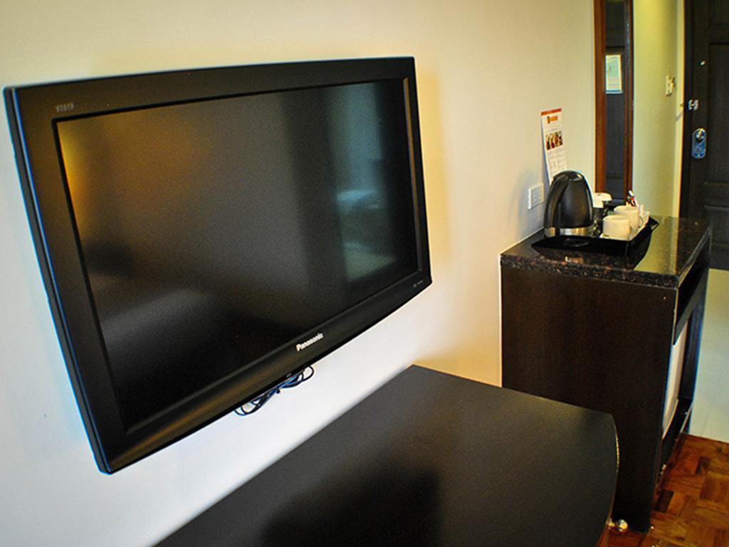Fersal Hotel Neptune Makati Макати Экстерьер фото