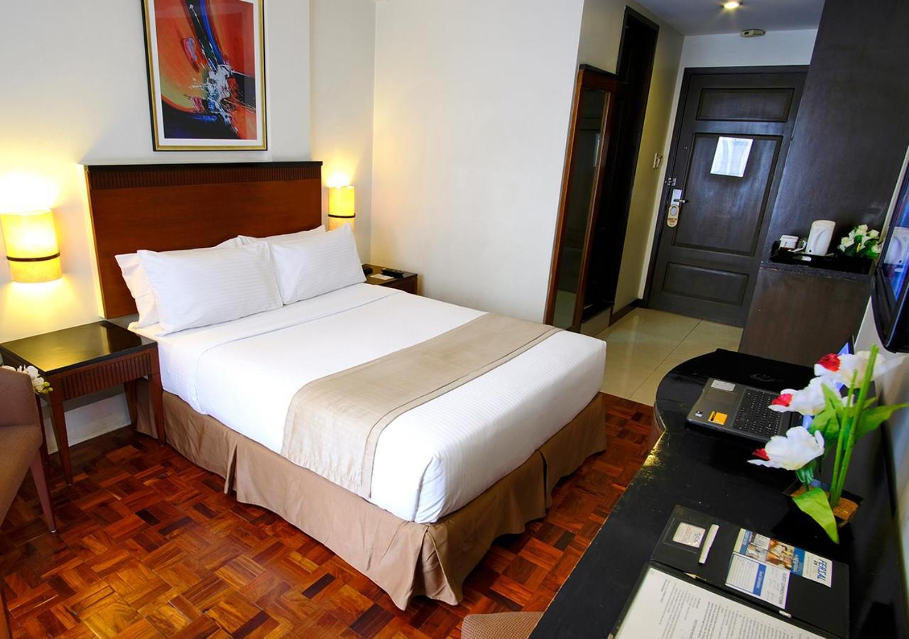 Fersal Hotel Neptune Makati Макати Экстерьер фото