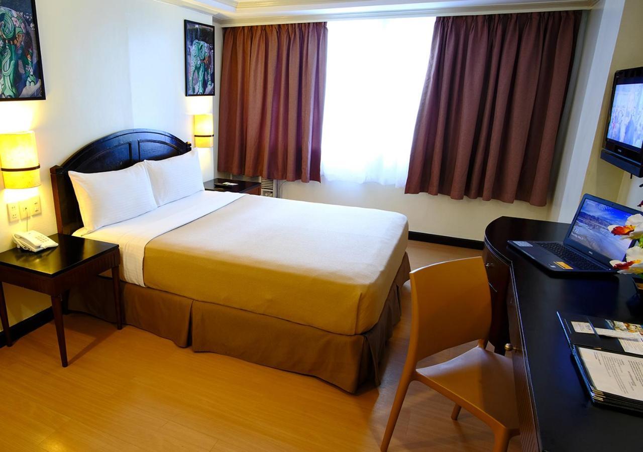 Fersal Hotel Neptune Makati Макати Экстерьер фото
