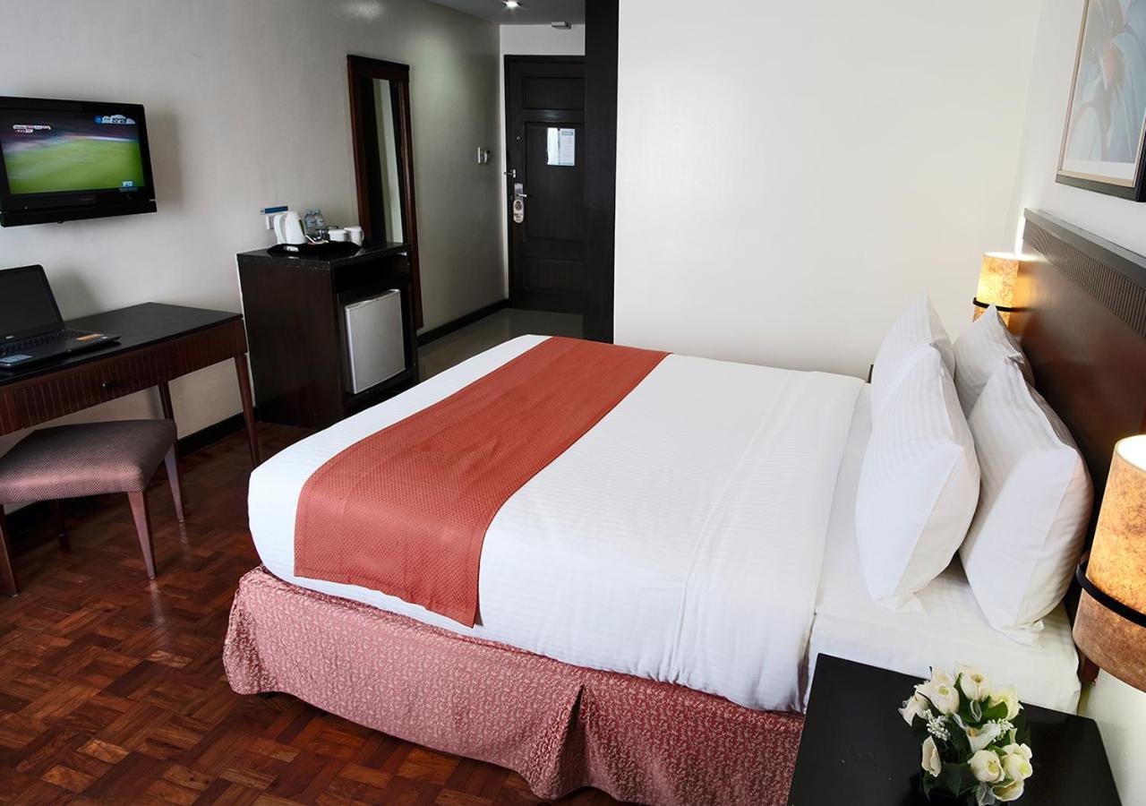 Fersal Hotel Neptune Makati Макати Экстерьер фото
