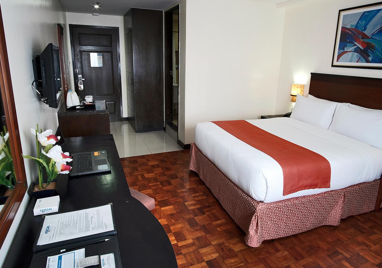 Fersal Hotel Neptune Makati Макати Экстерьер фото