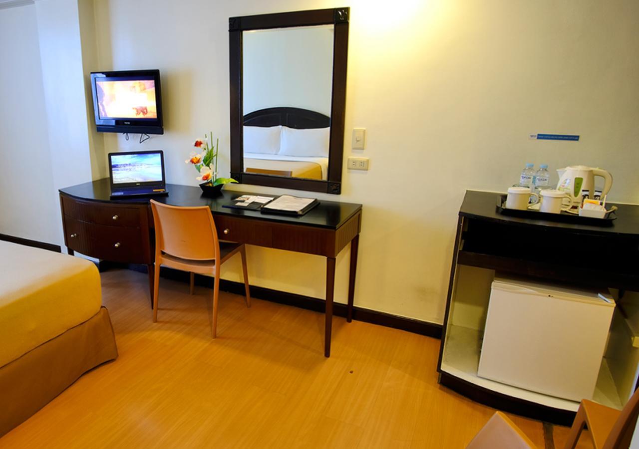 Fersal Hotel Neptune Makati Макати Экстерьер фото
