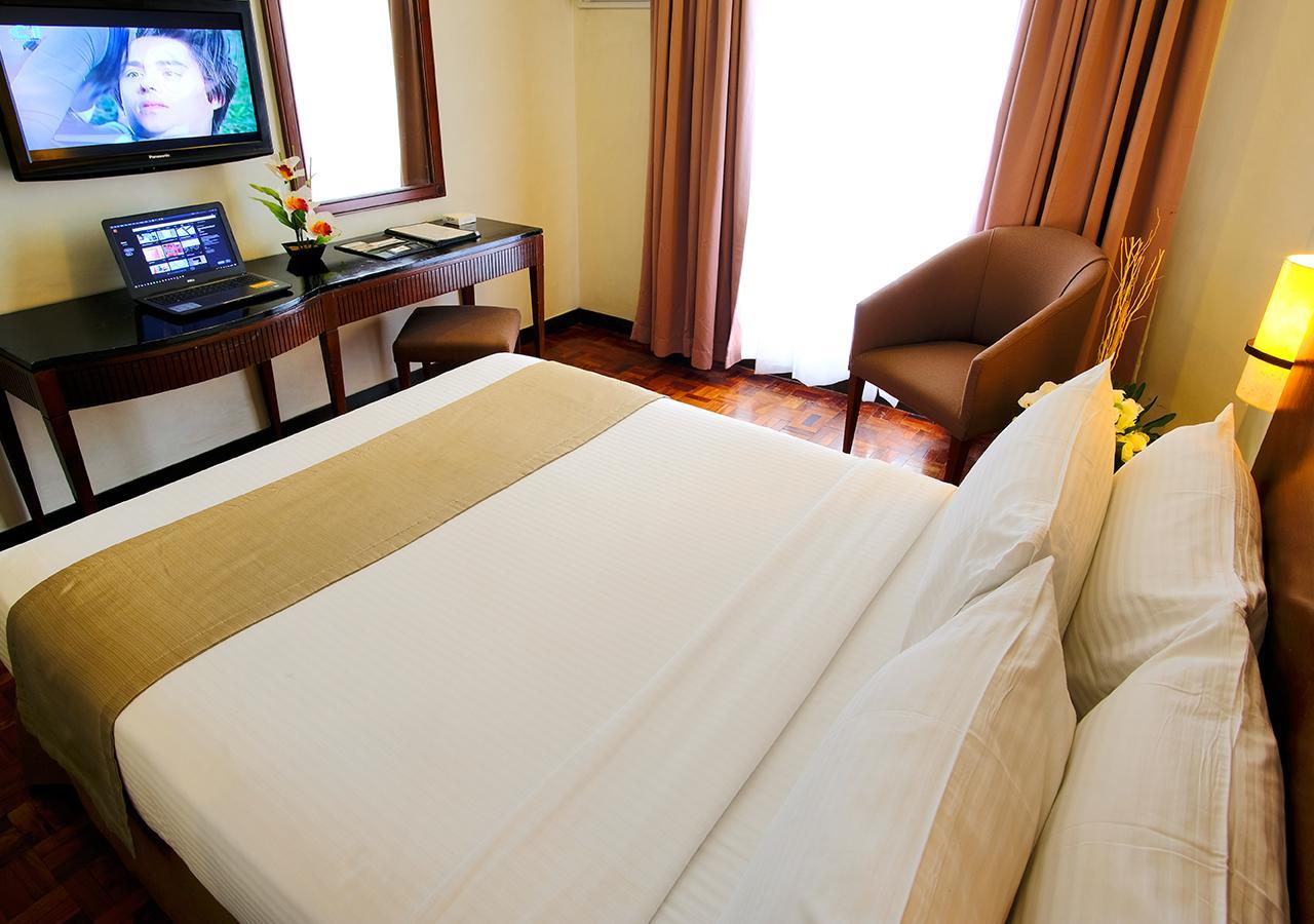 Fersal Hotel Neptune Makati Макати Экстерьер фото
