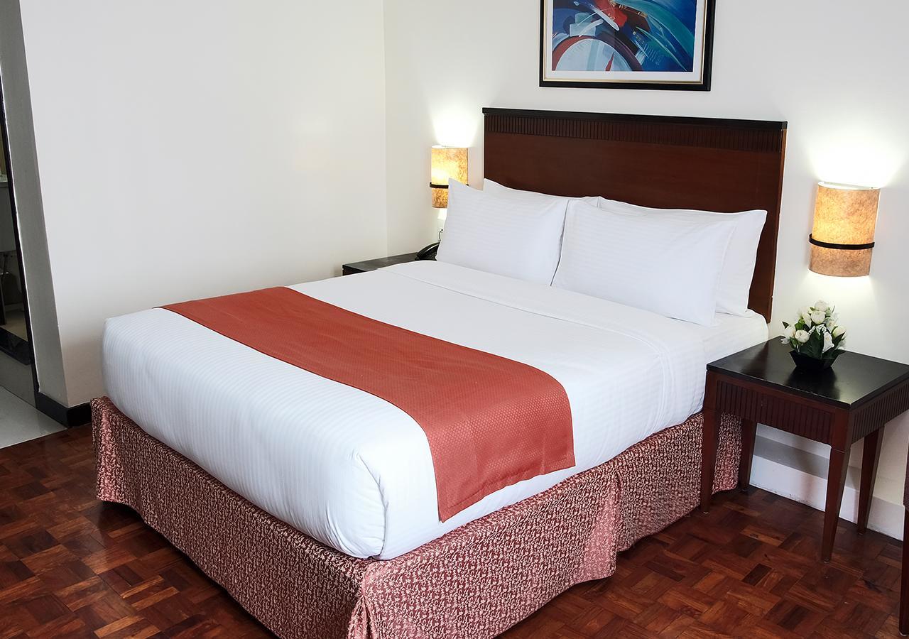 Fersal Hotel Neptune Makati Макати Экстерьер фото