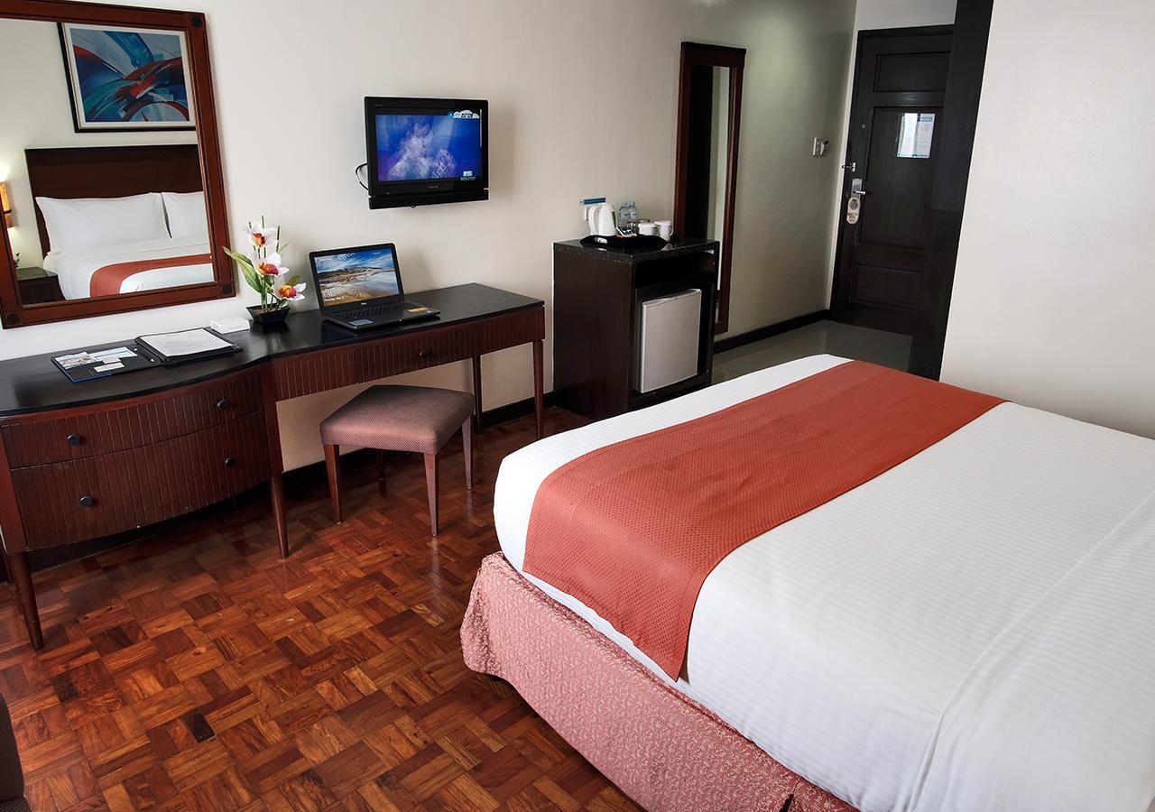 Fersal Hotel Neptune Makati Макати Экстерьер фото