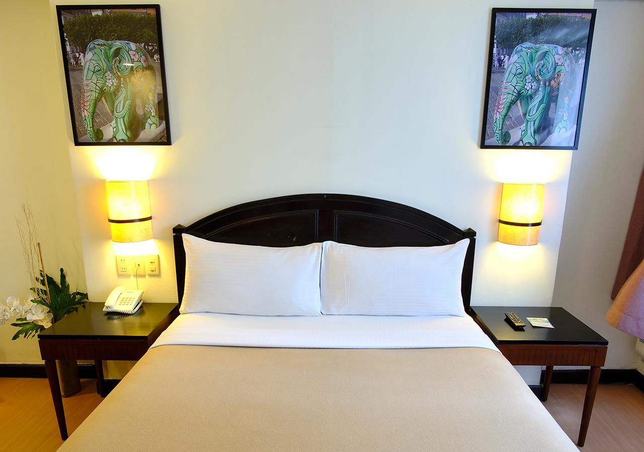 Fersal Hotel Neptune Makati Макати Экстерьер фото
