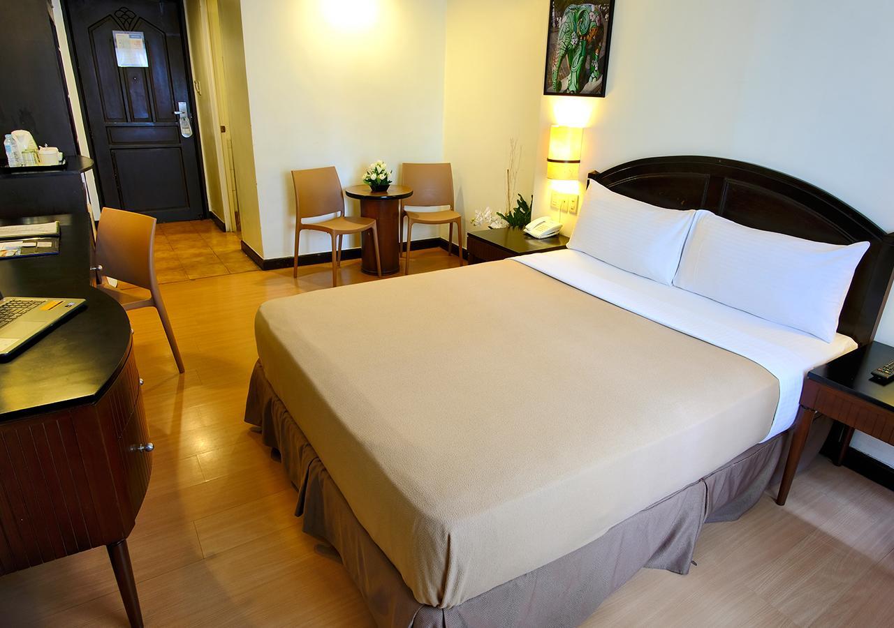 Fersal Hotel Neptune Makati Макати Экстерьер фото